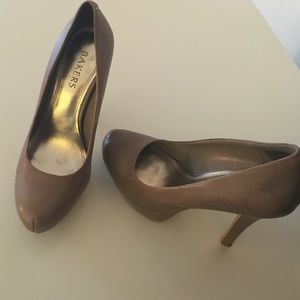 Classic nude leather pumps!