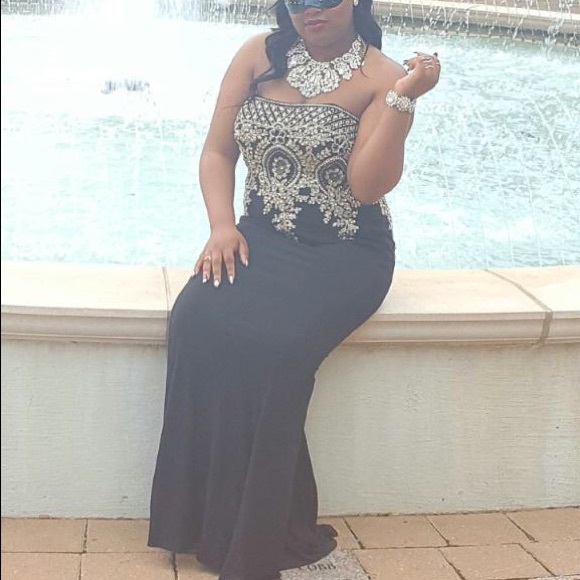 Selling this Prom dress HASNT BEEN ALTERATED