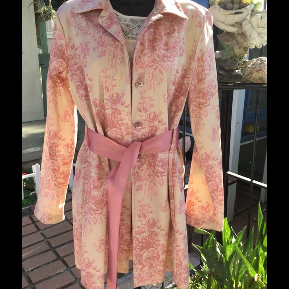 Adorable super feminine coat