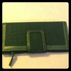 Fossil dark green wallet with snap closure