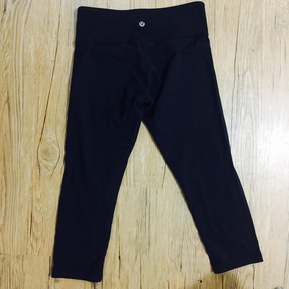 Lululemon size 6 black cropped leggings