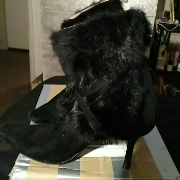 Real fur and suede boots ....sharp! Heel is 3" - Picture 1 of 2