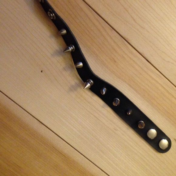 Black and silver studded bracelet - Picture 1 of 2