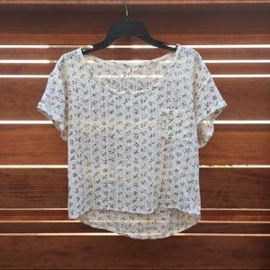 Cute cropped t-shirt with small rose pattern.