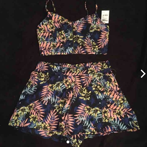 floral print crop top & high wasted shorts