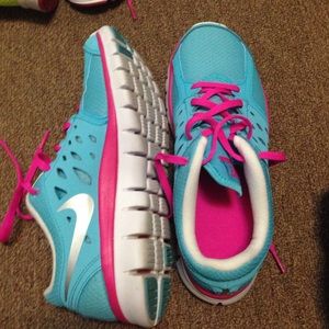 Nike tennis shoes