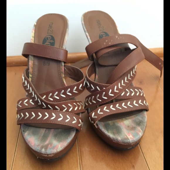 Brown strappy heeled sandals - Picture 2 of 2