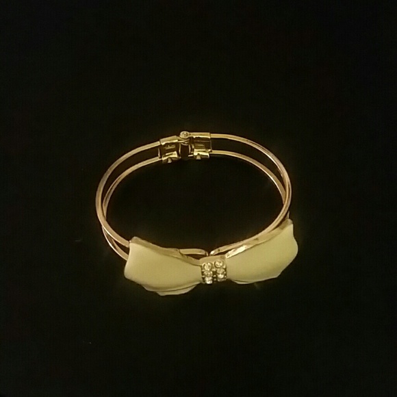 Cream and Gold Bow Braclet - Picture 2 of 3