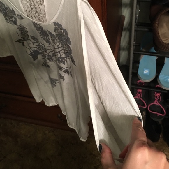 Cream blouse with rose pattern - Picture 3 of 3