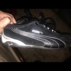 Puma suede black tennis shoes