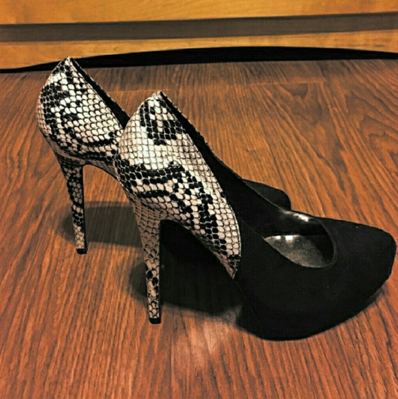 Kardashian Kollection Shoes - 💝New Snakeskin Platform Heels👠