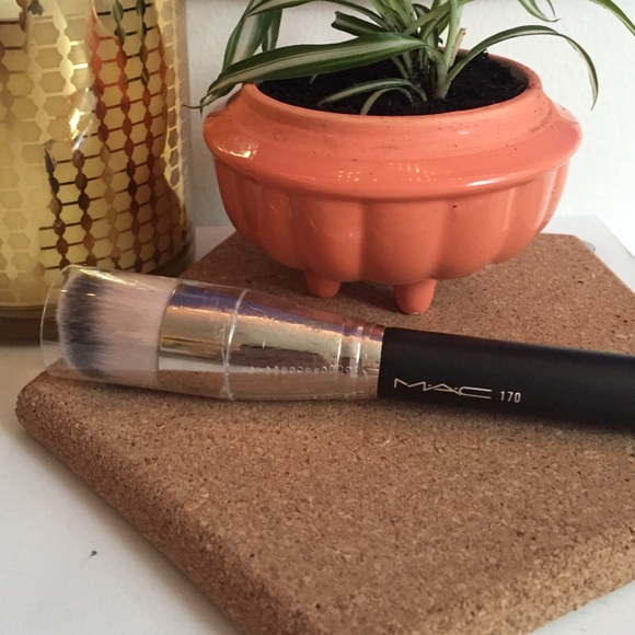 Mac 170 Synthetic Rounded Slant Brush