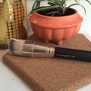 Mac 170 Synthetic Rounded Slant Brush