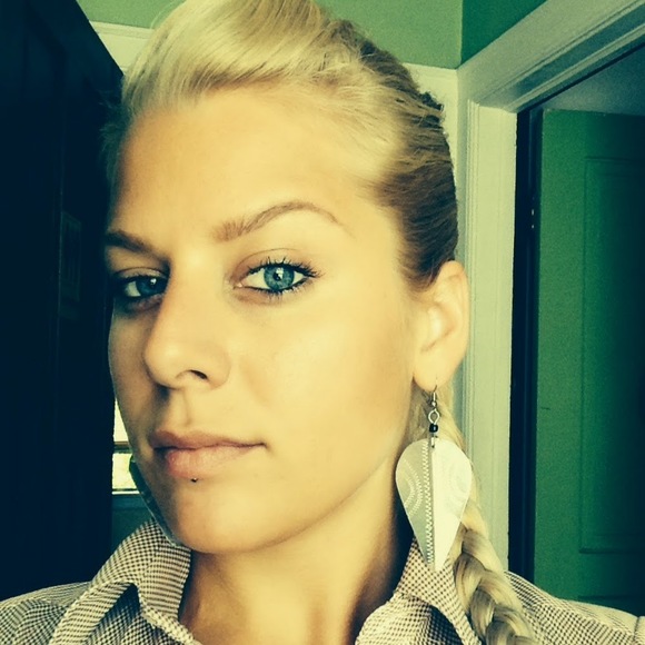 Meet your Posher, Elise