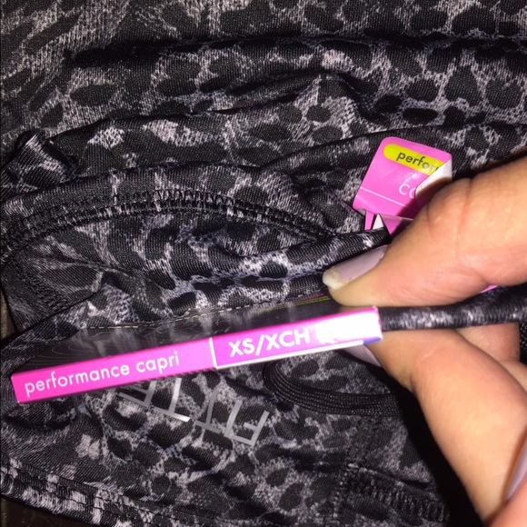 DANSKIN Animal Print Capri Workout Leggings - Picture 3 of 4