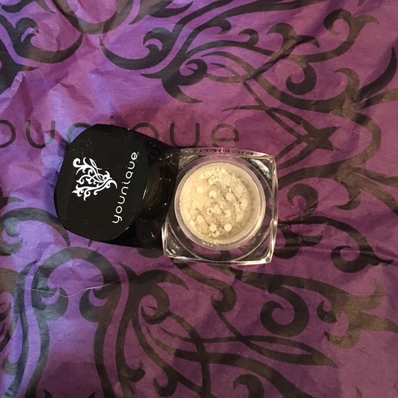 Younique's eye pigment eyeshadow