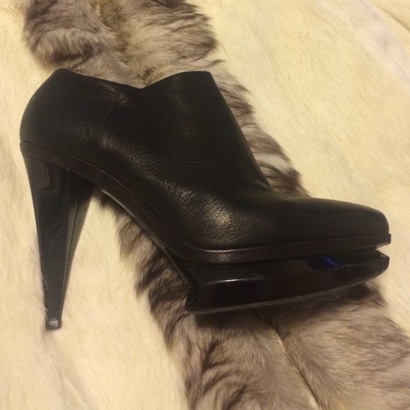 Gianfranco FERRÉ women's 38 leather bootie