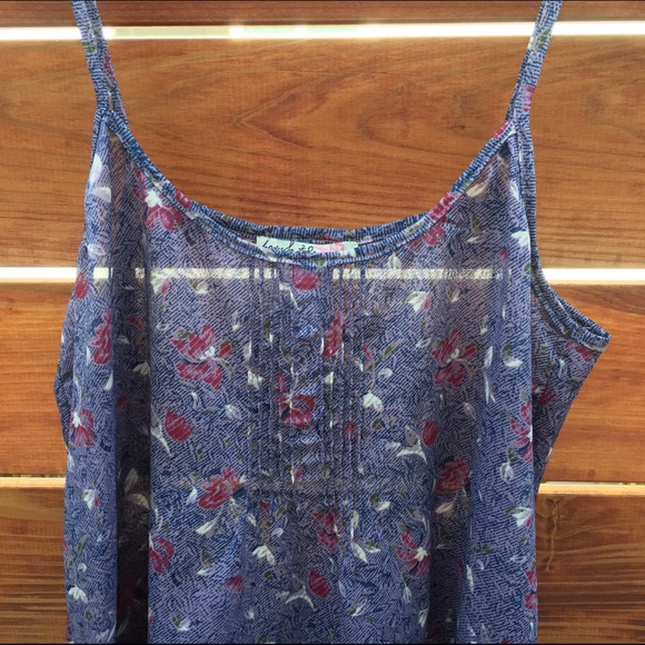 Cute semi-sheer high/low tank. - Picture 2 of 2