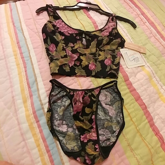 Jones New York Other - NWT Jones New York vintage lingerie set