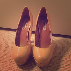 Steve Madden nude platform pumps