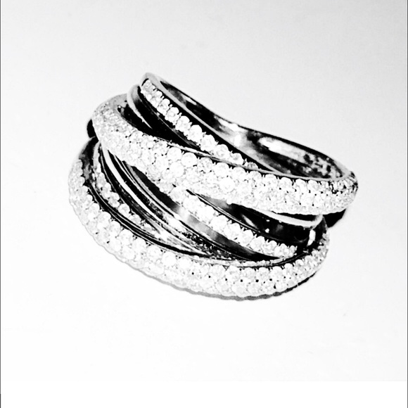 Diamonds Cocktail cross over ring - Picture 4 of 5