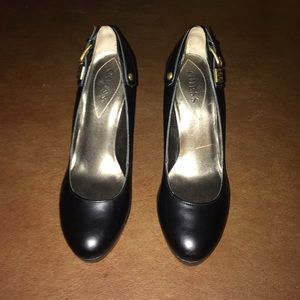 Black genuine leather pumps