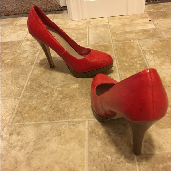 Red pumps - Picture 2 of 2