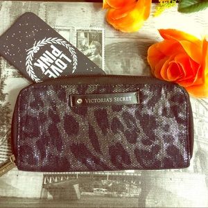 🎀FINAL SALE⤵️ VS Animal Print Accessory Case🎀