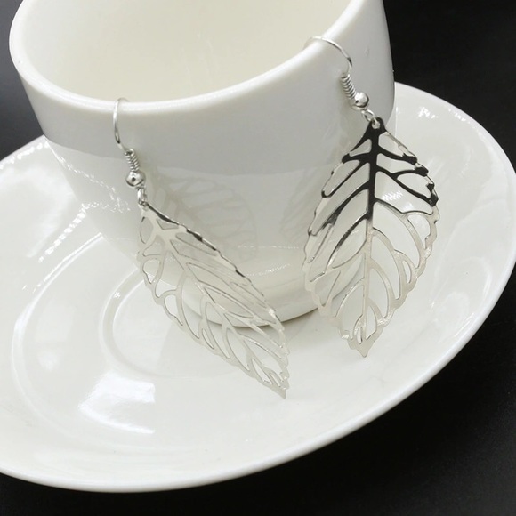 💟Silver Hollow Leaf Earrings💟 - Picture 2 of 2