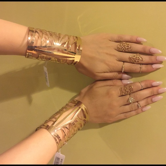 Gold cuff bracelets - Picture 2 of 4