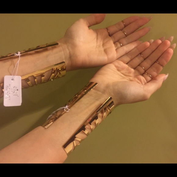 Gold cuff bracelets - Picture 4 of 4