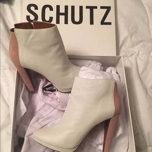 Glamorous color blocked bootie w/ covered platform