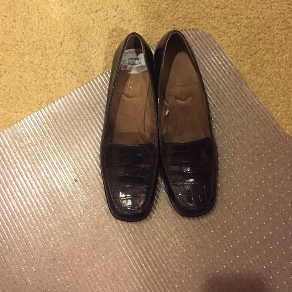Aerosoles crocodile closed toe shoe.
