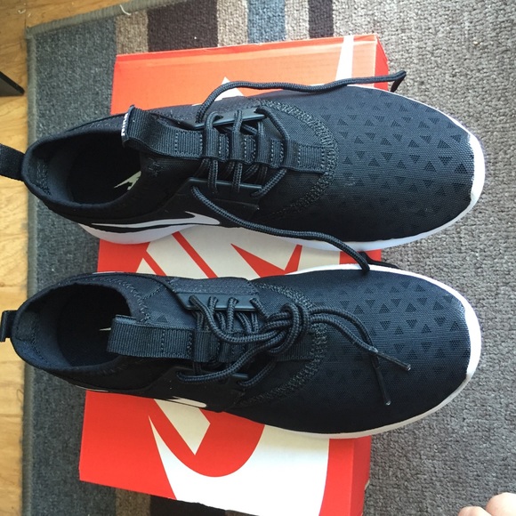 Nike womens original black shoes Sz 8 NEW - Picture 2 of 4