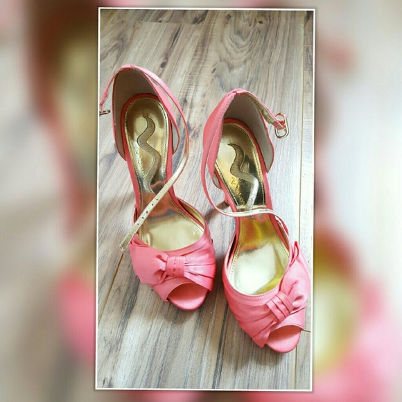 Coral color wedding shoes heels.