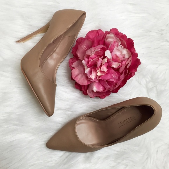 Nude pointed pumps