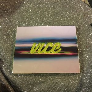 xx Urban Decay • Vice 3 Eyeshadow Palette w| brush