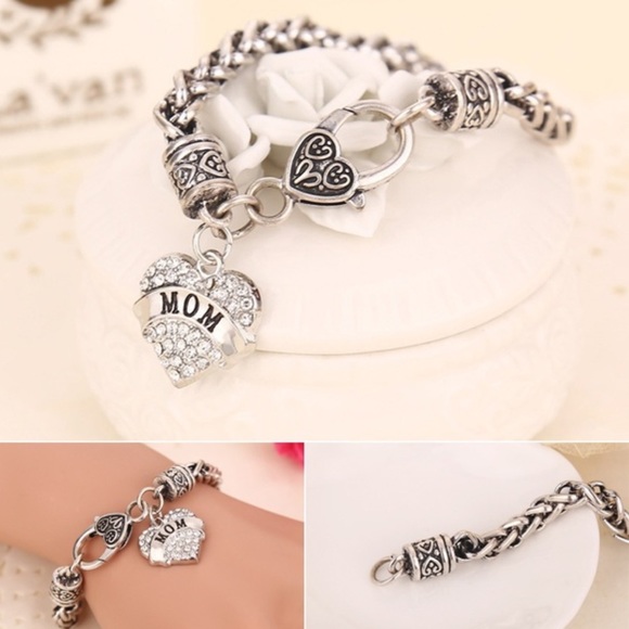 Boutique Jewelry - 🍁🎉HOST PICK🎉 Mom Crystal Heart Charm Bracelet