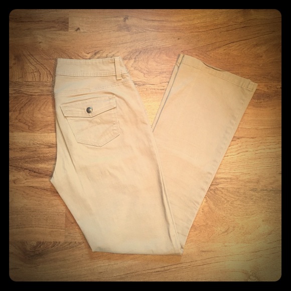 Like new! A classic khaki denim!
