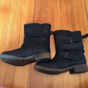 Short black boots