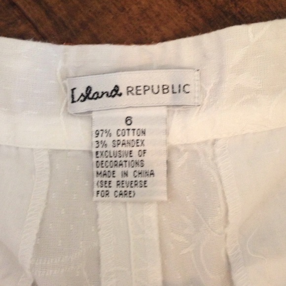 🌤 Embossed Cream Capris - Picture 3 of 3