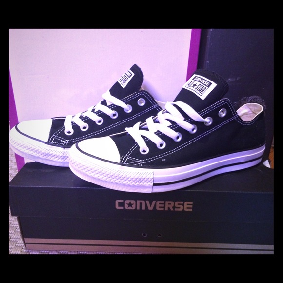 **NEVER WORN*** Black and white low top converse