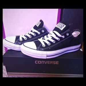 **NEVER WORN*** Black and white low top converse