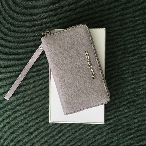 Michael Kors Jet Set Travel Wallet in Pearl Grey