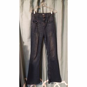 High-waisted vintage-style jeans