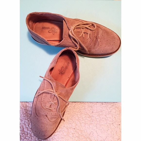 Suede wingtip shoes