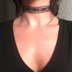 Floral Detail Choker ⚡️