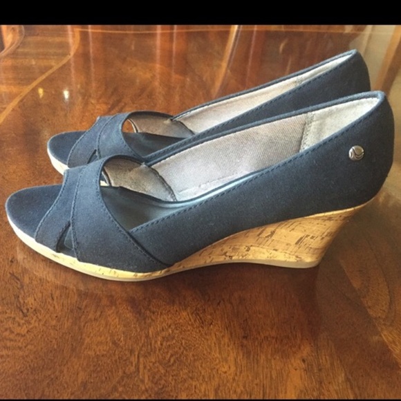 Wedged black heels
