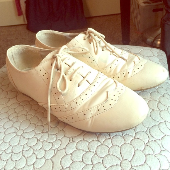 Cream Oxford-style lace up shoes