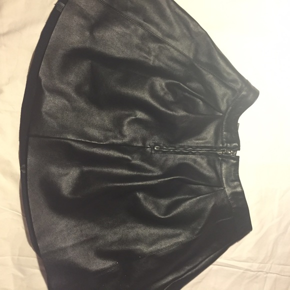 Forever 21 Zip Up Faux Leather Skater Skirt size M - Picture 2 of 4